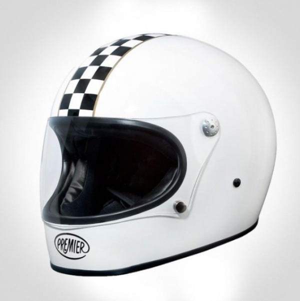 Helm retro dengan pola kotak-kotak monokrom